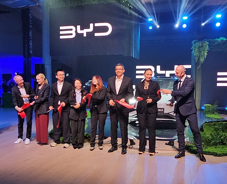 Ar grandiozu pasākumu Ķīnas autoražotājs «BYD» ienāk Latvijas spēkratu tirgū 369496