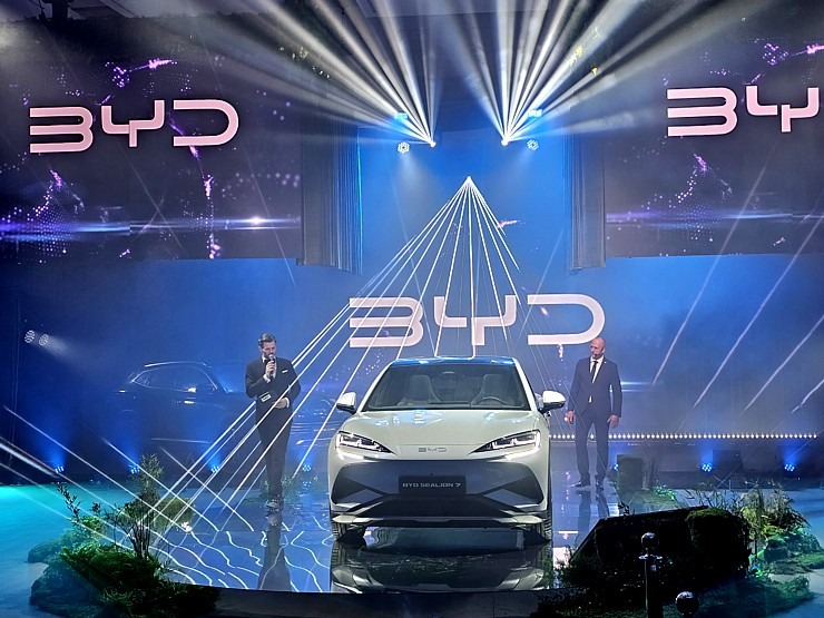 Ar grandiozu pasākumu Ķīnas autoražotājs «BYD» ienāk Latvijas spēkratu tirgū 369497