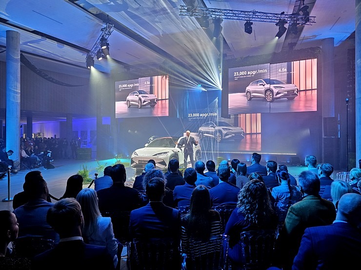 Ar grandiozu pasākumu Ķīnas autoražotājs «BYD» ienāk Latvijas spēkratu tirgū 369498