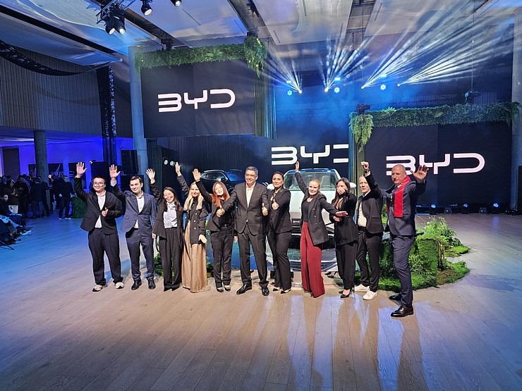 Ar grandiozu pasākumu Ķīnas autoražotājs «BYD» ienāk Latvijas spēkratu tirgū 369503