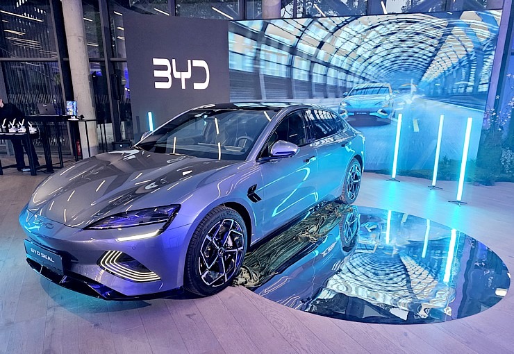 Ar grandiozu pasākumu Ķīnas autoražotājs «BYD» ienāk Latvijas spēkratu tirgū 369479