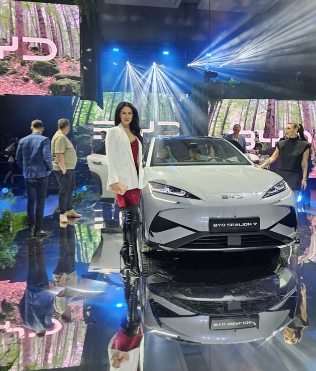 Ar grandiozu pasākumu Ķīnas autoražotājs «BYD» ienāk Latvijas spēkratu tirgū 369512