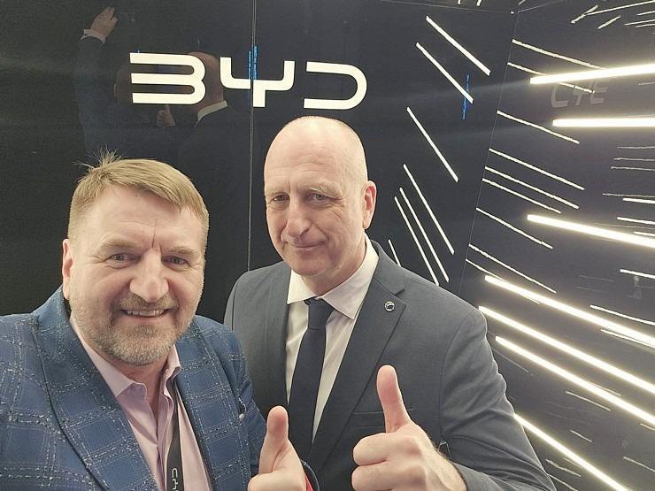 Ar grandiozu pasākumu Ķīnas autoražotājs «BYD» ienāk Latvijas spēkratu tirgū 369515