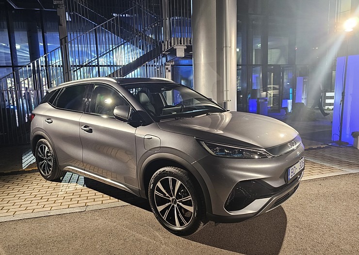 Ar grandiozu pasākumu Ķīnas autoražotājs «BYD» ienāk Latvijas spēkratu tirgū 369480