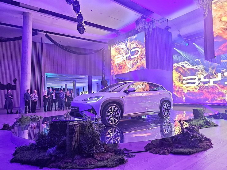 Ar grandiozu pasākumu Ķīnas autoražotājs «BYD» ienāk Latvijas spēkratu tirgū 369516