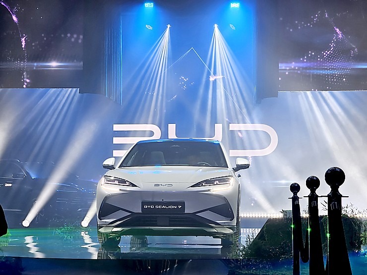 Ar grandiozu pasākumu Ķīnas autoražotājs «BYD» ienāk Latvijas spēkratu tirgū 369481