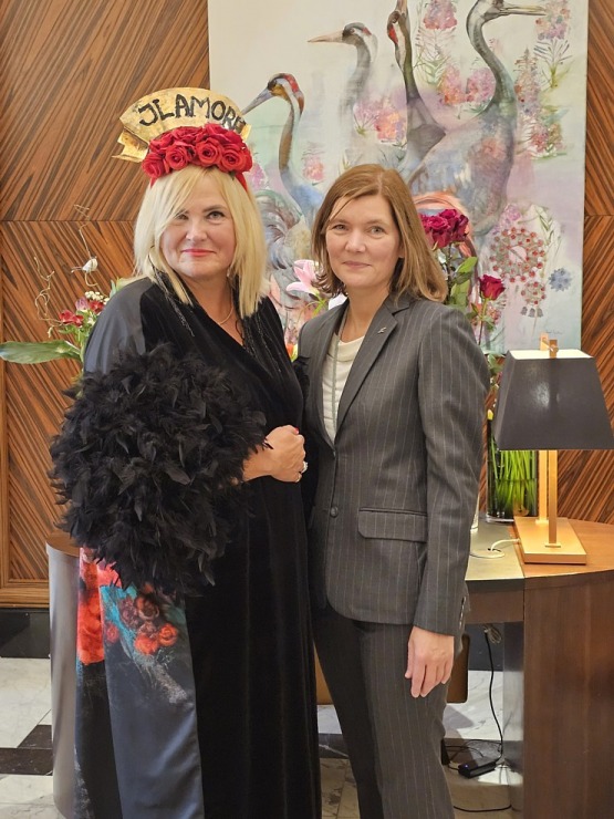 Vecrīgas viesnīcā «Grand Hotel Kempinski Riga« atklāj mākslinieces Ilzes Laizānes izstādi «Amore Art & Fashion» Vecrīgas viesnīcā «Grand Hotel Kempinski Riga« atklāj mākslinieces Ilzes Laizānes izstādi «Amore Art & Fashion» 369647