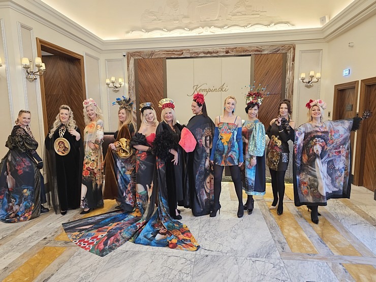 Vecrīgas viesnīcā «Grand Hotel Kempinski Riga« atklāj mākslinieces Ilzes Laizānes izstādi «Amore Art & Fashion» Vecrīgas viesnīcā «Grand Hotel Kempinski Riga« atklāj mākslinieces Ilzes Laizānes izstādi «Amore Art & Fashion» 369648