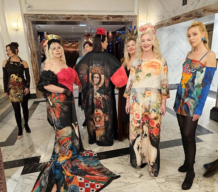 Vecrīgas viesnīcā «Grand Hotel Kempinski Riga« atklāj mākslinieces Ilzes Laizānes izstādi «Amore Art & Fashion» Vecrīgas viesnīcā «Grand Hotel Kempinski Riga« atklāj mākslinieces Ilzes Laizānes izstādi «Amore Art & Fashion» 369649