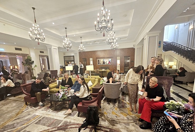 Vecrīgas viesnīcā «Grand Hotel Kempinski Riga« atklāj mākslinieces Ilzes Laizānes izstādi «Amore Art & Fashion» Vecrīgas viesnīcā «Grand Hotel Kempinski Riga« atklāj mākslinieces Ilzes Laizānes izstādi «Amore Art & Fashion» 369650