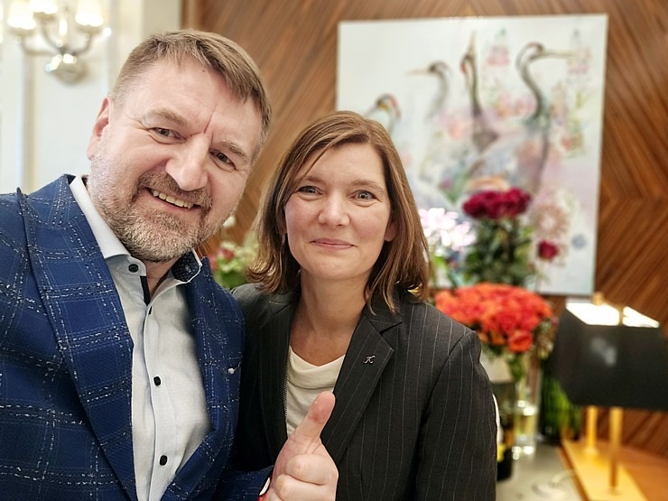 Vecrīgas viesnīcā «Grand Hotel Kempinski Riga« atklāj mākslinieces Ilzes Laizānes izstādi «Amore Art & Fashion» 369662