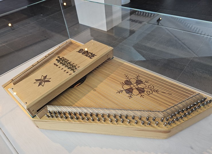 Latgales vēstniecībā «Gors» skatāma seno un inovatīvo mūzikas instrumentu izstāde 369993