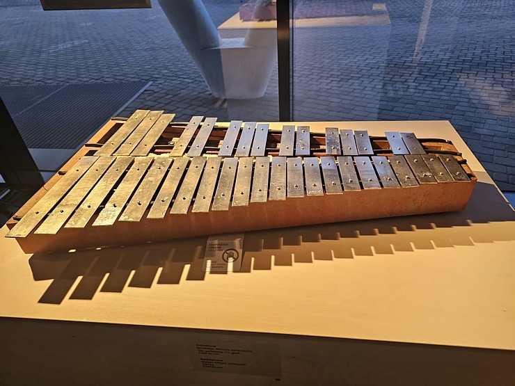 Latgales vēstniecībā «Gors» skatāma seno un inovatīvo mūzikas instrumentu izstāde 369995