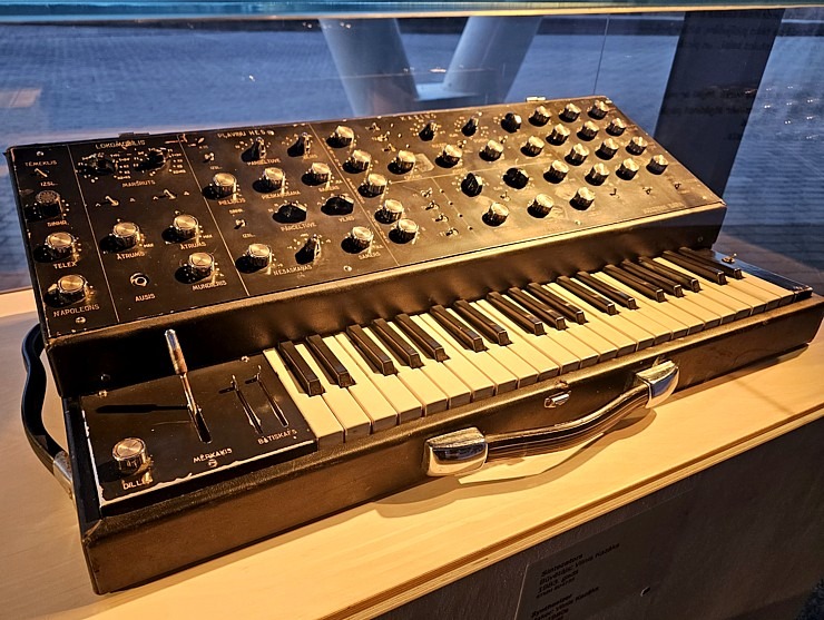 Latgales vēstniecībā «Gors» skatāma seno un inovatīvo mūzikas instrumentu izstāde 369997