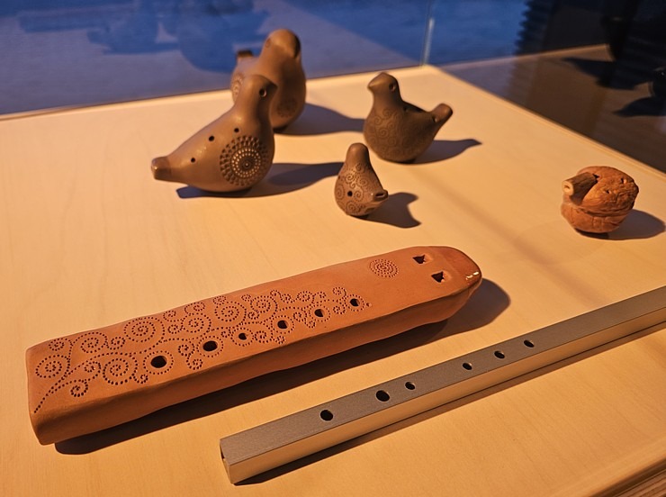 Latgales vēstniecībā «Gors» skatāma seno un inovatīvo mūzikas instrumentu izstāde 370000