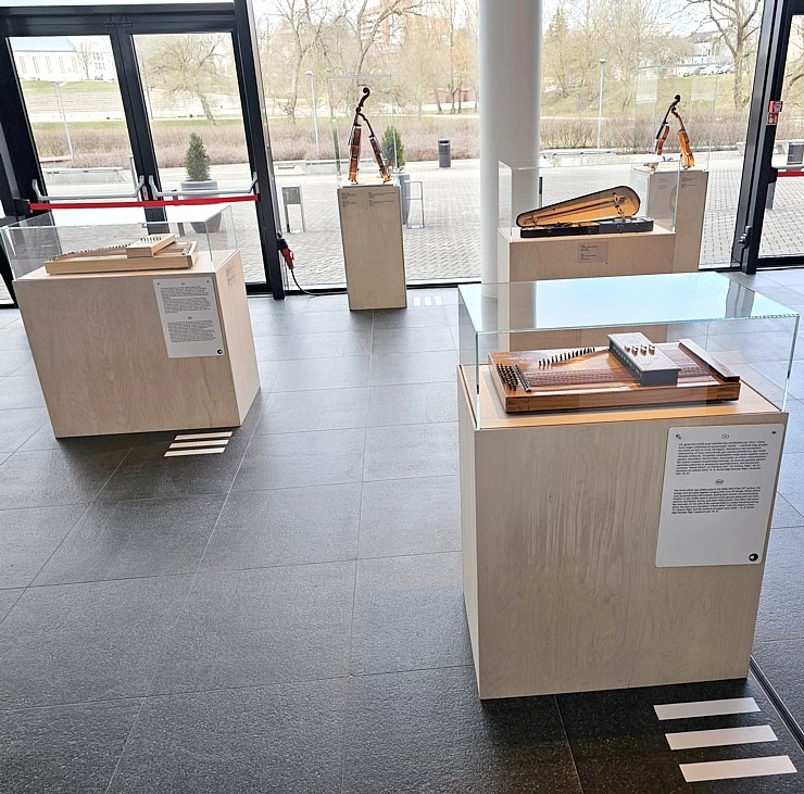 Latgales vēstniecībā «Gors» skatāma seno un inovatīvo mūzikas instrumentu izstāde 370001