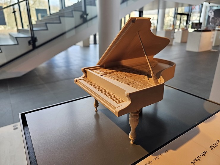 Latgales vēstniecībā «Gors» skatāma seno un inovatīvo mūzikas instrumentu izstāde 369980