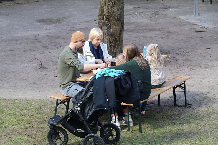 Rīgas Zoodārzs aicina uz randiņu ar Amūras tīģeru saimi, kuriem ir divi jauki mazuļi 370148