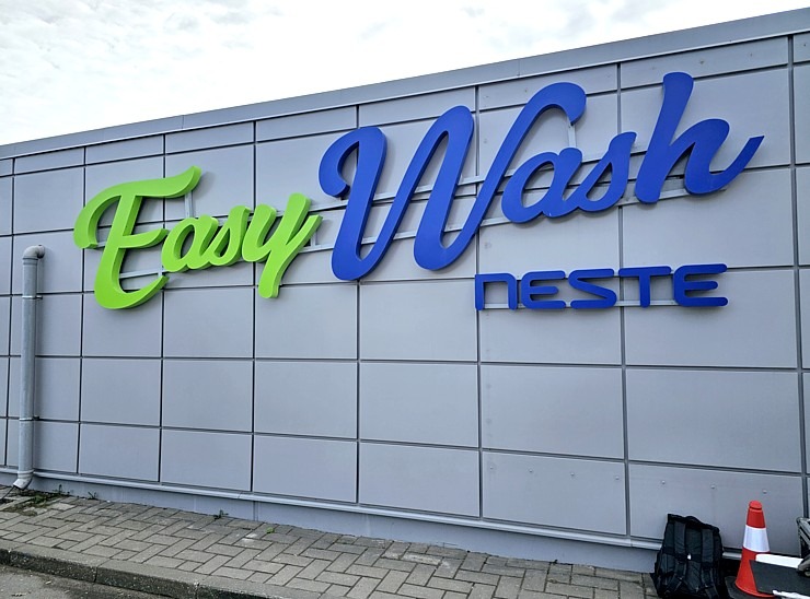 Sadarbībā ar auto nomu «Europcar Latvija» testējam jaunatklāto «Neste Easy Wash» automazgātuvi 370182