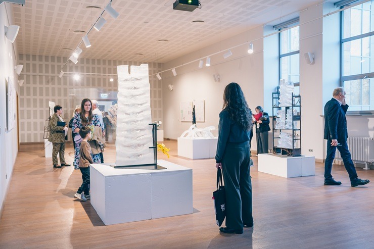 Kultūras centrā Siguldas «Devons» atklāta stikla mākslinieces Andas Munkevicas jaunāko darbu izstāde «Vieta gaismai» Kultūras centrā Siguldas «Devons» atklāta stikla mākslinieces Andas Munkevicas jaunāko darbu izstāde «Vieta gaismai» 370288