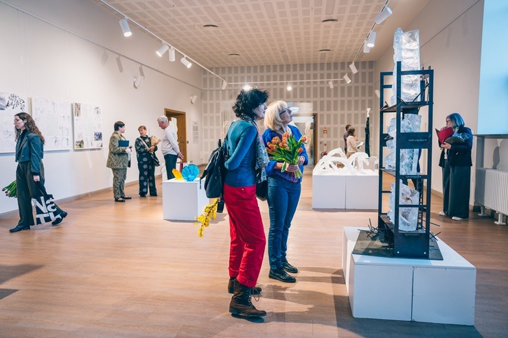 Kultūras centrā Siguldas «Devons» atklāta stikla mākslinieces Andas Munkevicas jaunāko darbu izstāde «Vieta gaismai» Kultūras centrā Siguldas «Devons» atklāta stikla mākslinieces Andas Munkevicas jaunāko darbu izstāde «Vieta gaismai» 370290