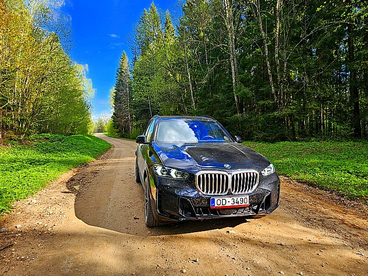 Sadarbībā ar auto nomu «Sixt Latvija» apceļojam Latviju ar vāģi «BMW X5» 370993