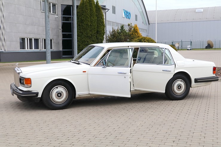 Latvijas transfēru kompānija «Ax Group» piedāvā izbraucienus un ceļojumus ar «Rolls-Royce» un šoferi Latvijas transfēru kompānija «Ax Group» piedāvā izbraucienus un ceļojumus ar «Rolls-Royce» un šoferi 371085