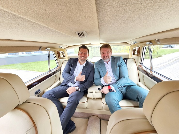 Latvijas transfēru kompānija «Ax Group» piedāvā izbraucienus un ceļojumus ar «Rolls-Royce» un šoferi Latvijas transfēru kompānija «Ax Group» piedāvā izbraucienus un ceļojumus ar «Rolls-Royce» un šoferi 371089