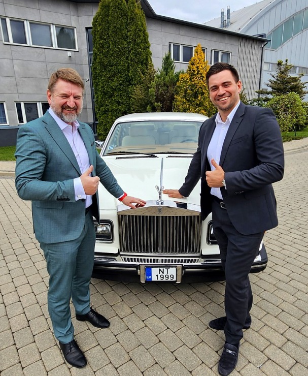 Latvijas transfēru kompānija «Ax Group» piedāvā izbraucienus un ceļojumus ar «Rolls-Royce» un šoferi Latvijas transfēru kompānija «Ax Group» piedāvā izbraucienus un ceļojumus ar «Rolls-Royce» un šoferi 371090