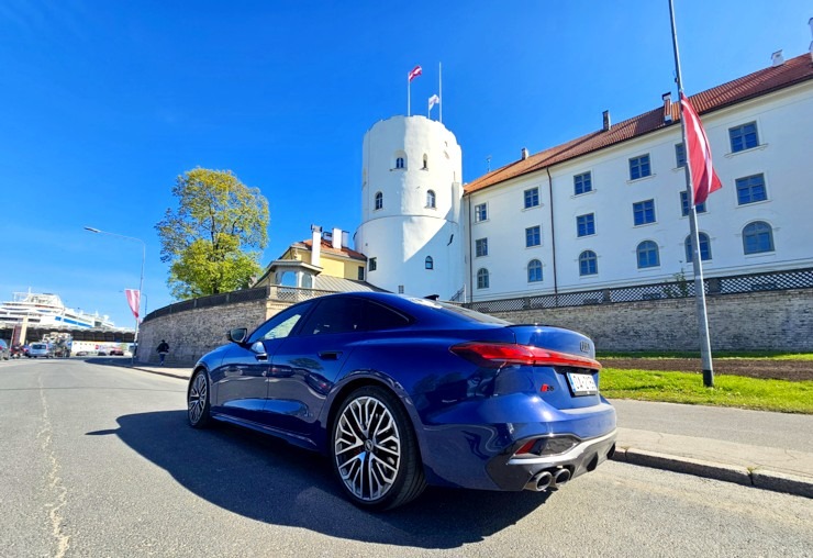 Ar 367 zirgspēku jaudīgo «Audi S5 Sedan» apceļojam Rīgu un Pierīgu 371308