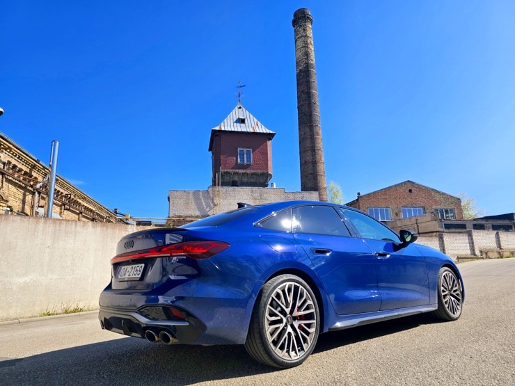 Ar 367 zirgspēku jaudīgo «Audi S5 Sedan» apceļojam Rīgu un Pierīgu 371313