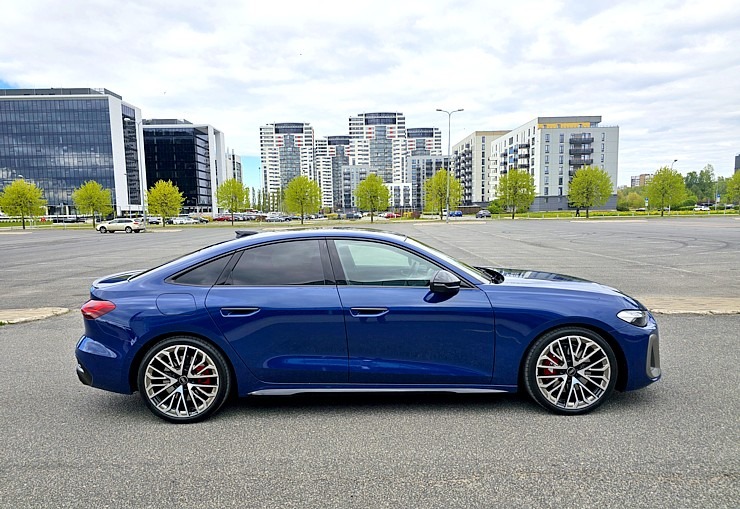 Ar 367 zirgspēku jaudīgo «Audi S5 Sedan» apceļojam Rīgu un Pierīgu 371297