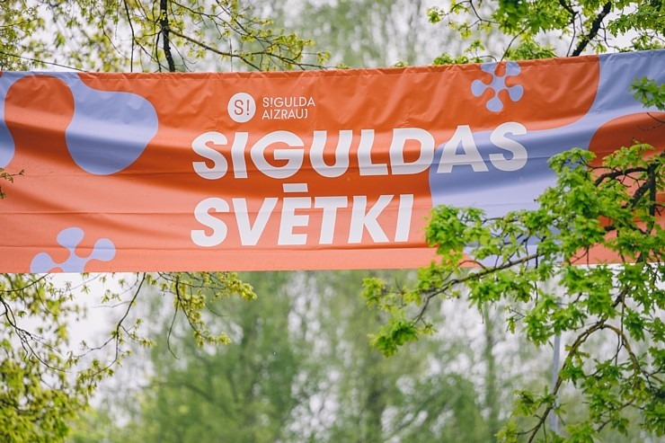 Par spīti lietum Sigulda atklāj vasaras sezonu ar Siguldas svētkiem. Foto: Oskars Briedis, Viktorija Maško, Alex Puskins, Edgars Semanis, Inna Zaharov 371651