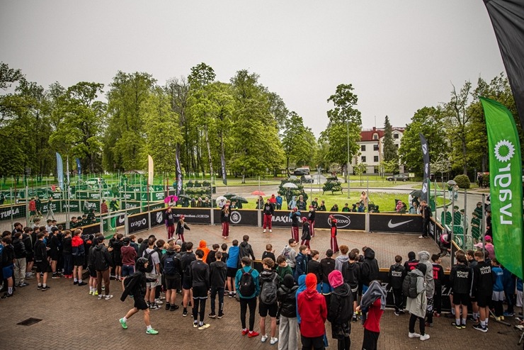 Par spīti lietum Sigulda atklāj vasaras sezonu ar Siguldas svētkiem. Foto: Oskars Briedis, Viktorija Maško, Alex Puskins, Edgars Semanis, Inna Zaharov Par spīti lietum Sigulda atklāj vasaras sezonu ar Siguldas svētkiem. Foto: Oskars Briedis, Viktorija Maško, Alex Puskins, Edgars Semanis, Inna Zaharov 371660