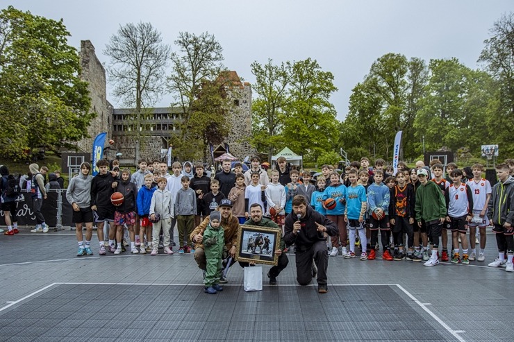 Par spīti lietum Sigulda atklāj vasaras sezonu ar Siguldas svētkiem. Foto: Oskars Briedis, Viktorija Maško, Alex Puskins, Edgars Semanis, Inna Zaharov Par spīti lietum Sigulda atklāj vasaras sezonu ar Siguldas svētkiem. Foto: Oskars Briedis, Viktorija Maško, Alex Puskins, Edgars Semanis, Inna Zaharov 371652