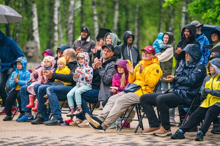 Par spīti lietum Sigulda atklāj vasaras sezonu ar Siguldas svētkiem. Foto: Oskars Briedis, Viktorija Maško, Alex Puskins, Edgars Semanis, Inna Zaharov 371670
