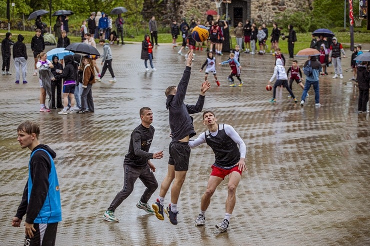 Par spīti lietum Sigulda atklāj vasaras sezonu ar Siguldas svētkiem. Foto: Oskars Briedis, Viktorija Maško, Alex Puskins, Edgars Semanis, Inna Zaharov 371653