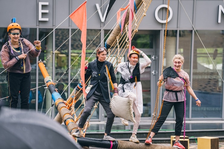 Par spīti lietum Sigulda atklāj vasaras sezonu ar Siguldas svētkiem. Foto: Oskars Briedis, Viktorija Maško, Alex Puskins, Edgars Semanis, Inna Zaharov 371659