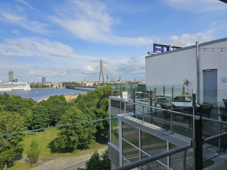 Pārdaugavas viesnīca «Riga Islande Hotel» jumta terase piedāvā burvīgu panorāmas skatu un garšīgu ēdienkarti 371781