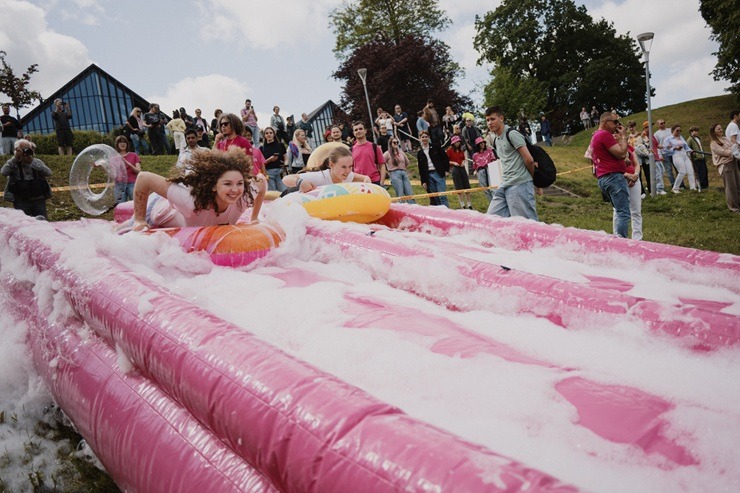 Viļņā ar pamatīgu festivālu godina Rozā jeb auksto zupu 371903