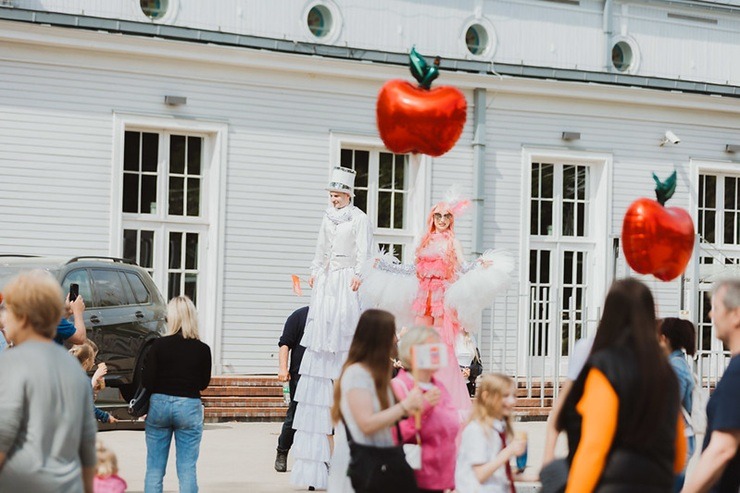 Ar skaistu gājienu Jūrmalā atklāj Kūrorta svētkus 371931