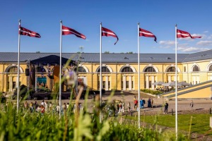 Saules, smieklu un sirsnības gaisotnē svinīgi atklāj Rotko muzeja vasaras izstāžu sezonu - Foto