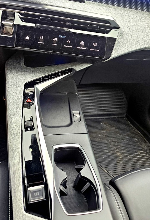 Sadarbībā ar «Europcar Latvija» ceļojam ar jauno septiņvietīgo «Peugeot 5008 GT Hybrid» 372250