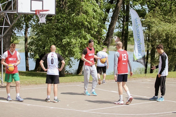 Vērgales pagasta svētku dalībniekus priecē sportiskas aktivitātes 372292