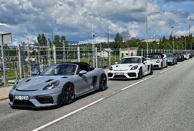 Piedalamies «Porsche Latvija» klientu dienās, lai paceļotu ar dažādiem Porsche 911 un 718 spēkratiem Piedalamies «Porsche Latvija» klientu dienās, lai paceļotu ar dažādiem Porsche 911 un 718 spēkratiem 372536