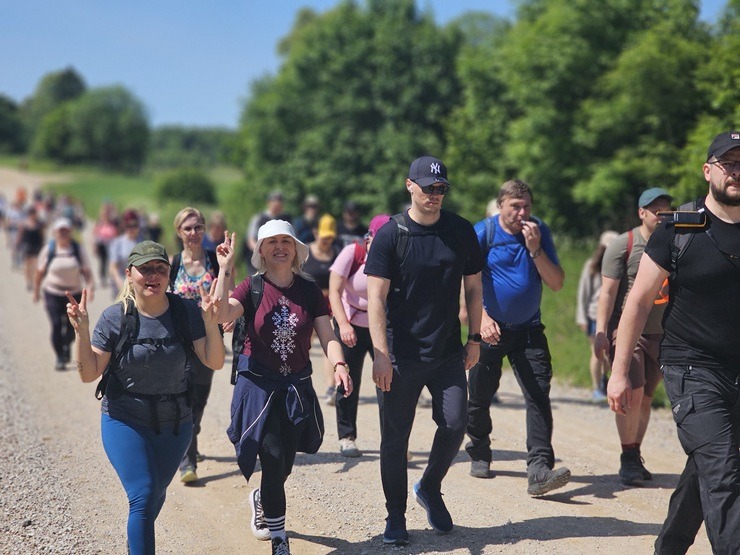 Dienvidkurzemē aktīvās atpūtas cienītāji IzPēdo Kalveni 372542