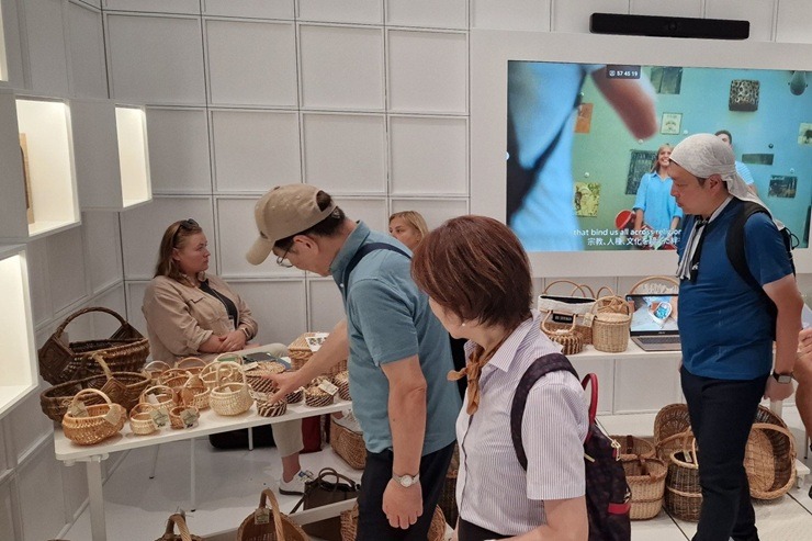EXPO Osakā sirsnīgi aizvadīti Jāņi – japāņi sajūsmā par latviešu tradīcijām 372943