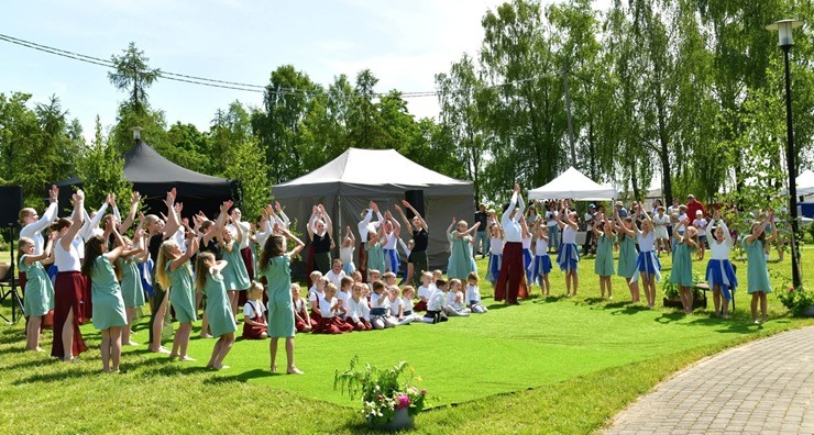 Fotoatskats uz svētku lustēm DIenvidkurzemes novada Priekulē 372997