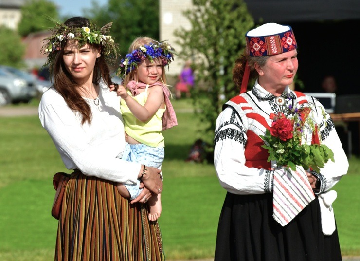 Fotoatskats uz svētku lustēm DIenvidkurzemes novada Priekulē 372989