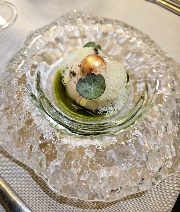 Vecrīgas Michelin saraksta viesnīcas «Grand Palace Hotel» restorāns «Seasons» piedāvā jaunu un izsmalcinātu ēdienkarti Vecrīgas Michelin saraksta viesnīcas «Grand Palace Hotel» restorāns «Seasons» piedāvā jaunu un izsmalcinātu ēdienkarti 373083